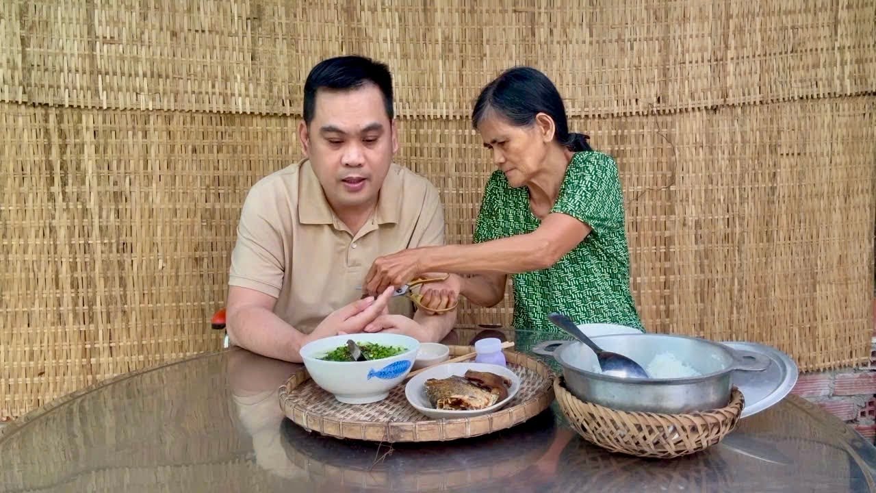 Đầu năm có lộc từ YouTube | Mẹ ra vườn hái bầu nấu bữa cơm ấm áp cho hai mẹ con | Quê Nhà Còn Mẹ 