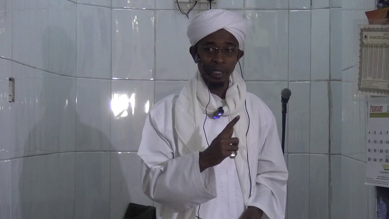 NANI KATI YA WAZAZI NA MKEO ANAILAZIMU MWANZO KUMLISHA ?