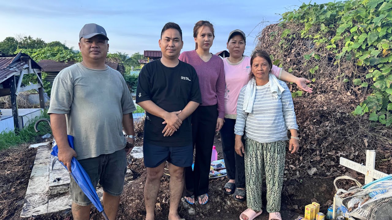 Ajak Mia Ziarah Ke Makam Bapak Saya Minta Restu, Terus Makan Besar Bersama Keluarga Besar 