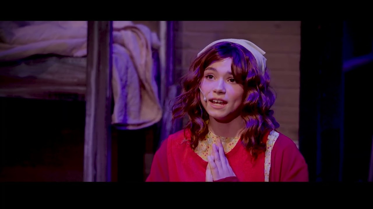 Annie Musical - Isa Steiner as Annie