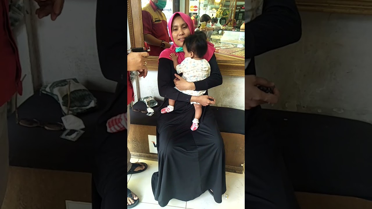 Shakila di tindik kupingnya