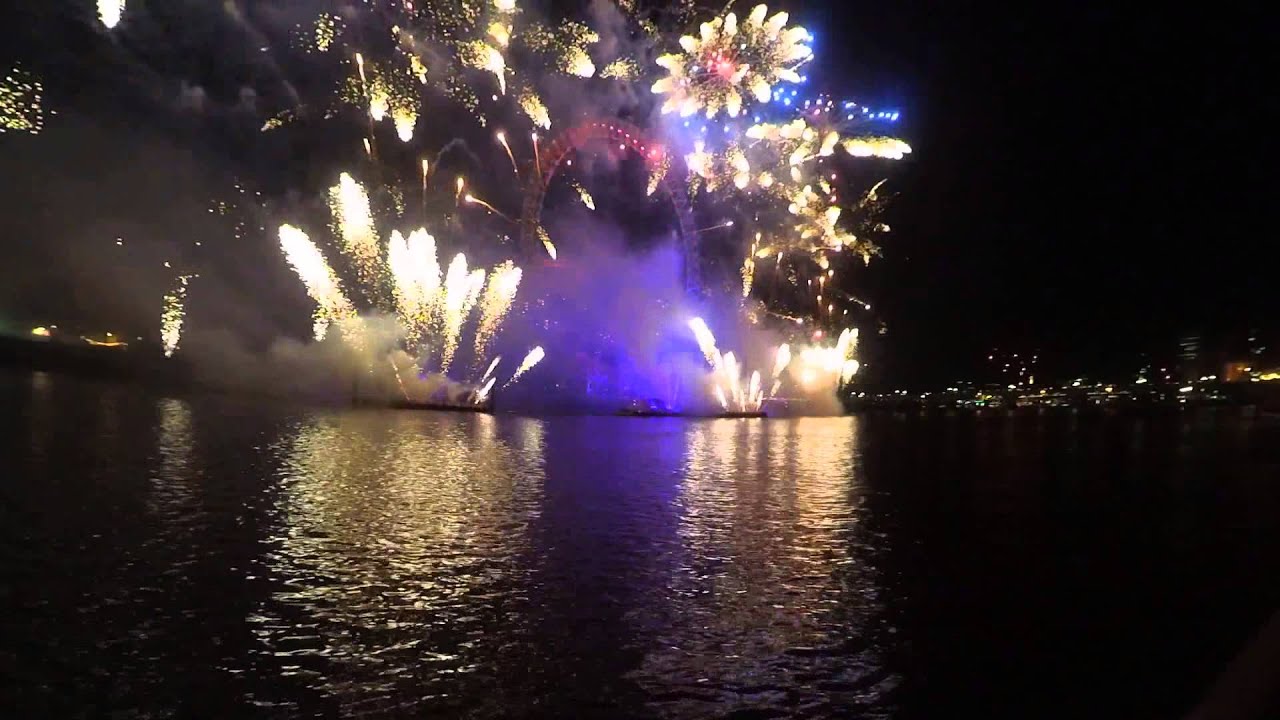 Новогодний фейерверк над Лондонским Колесом Обозрения 2015