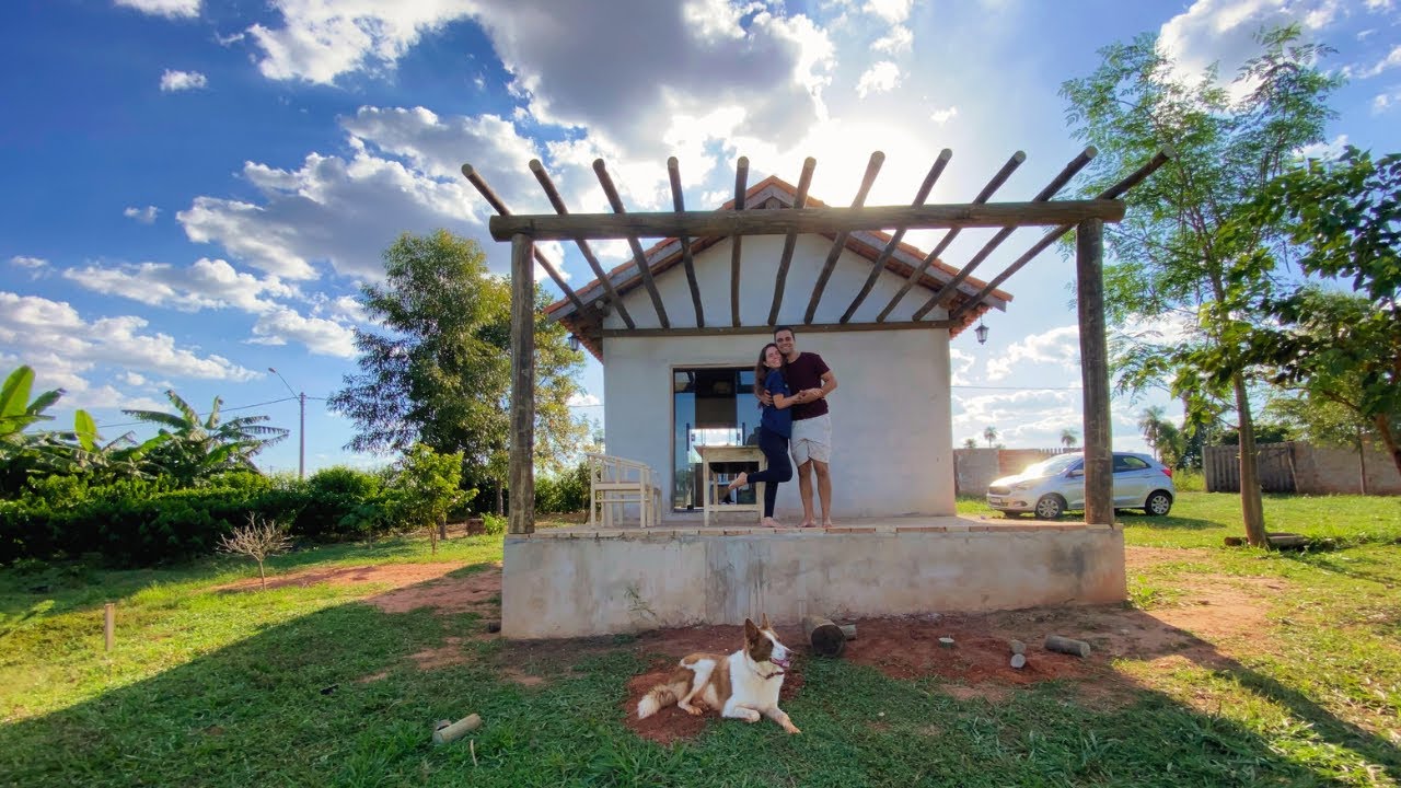 Construindo um grande pergolado de madeira na cabana rústica: imponente, barato e funcional