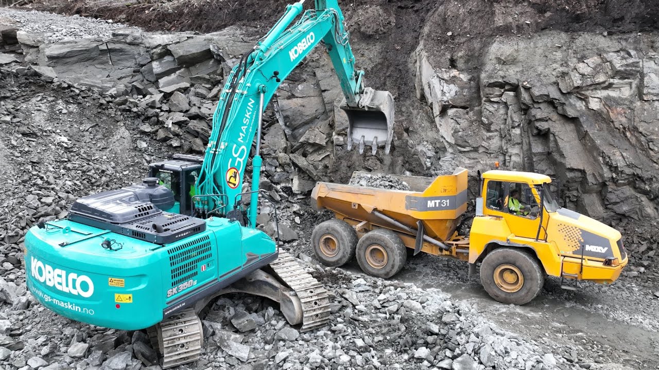 Kobelco SK350-11 Loading Rock