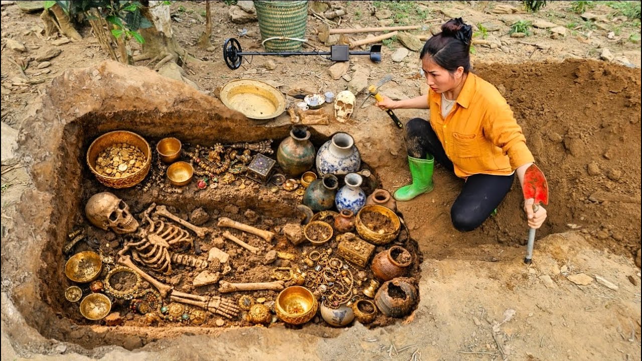 Shocking Discovery Inside a 500-Year-Old Tomb | Treasure Hunting.