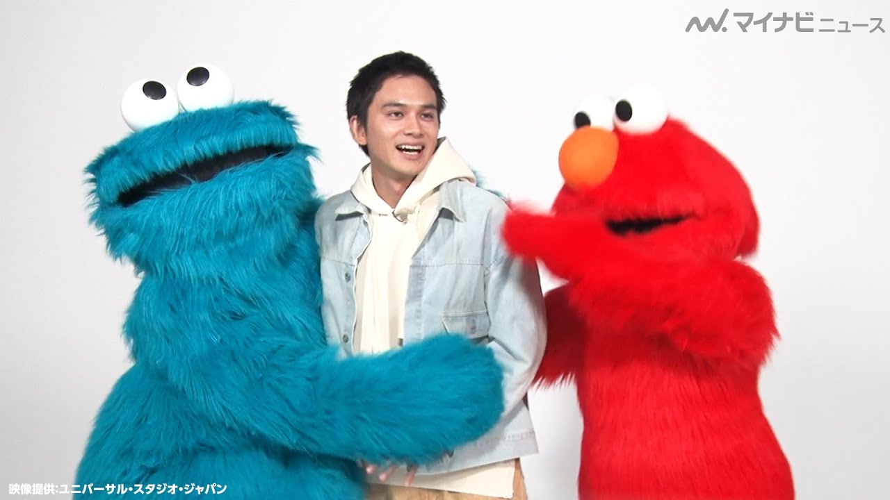 北村匠海、エルモ＆クッキーモンスターからのハグに「すごいですね」自身の“NO LIMIT!”な部分を明かす　ユニバーサル・スタジオ・ジャパン新CM＆コメント動画公開