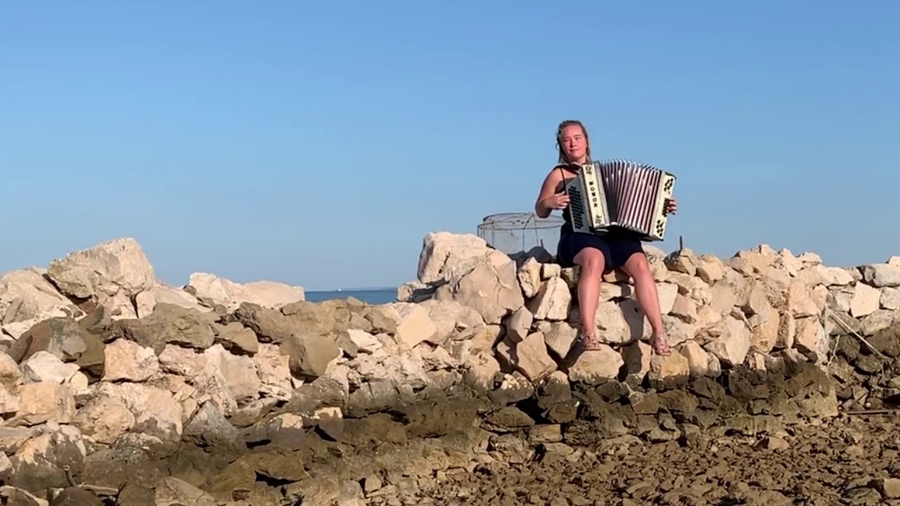 Katja Jus - POLKA NAOKROG (Avsenik)