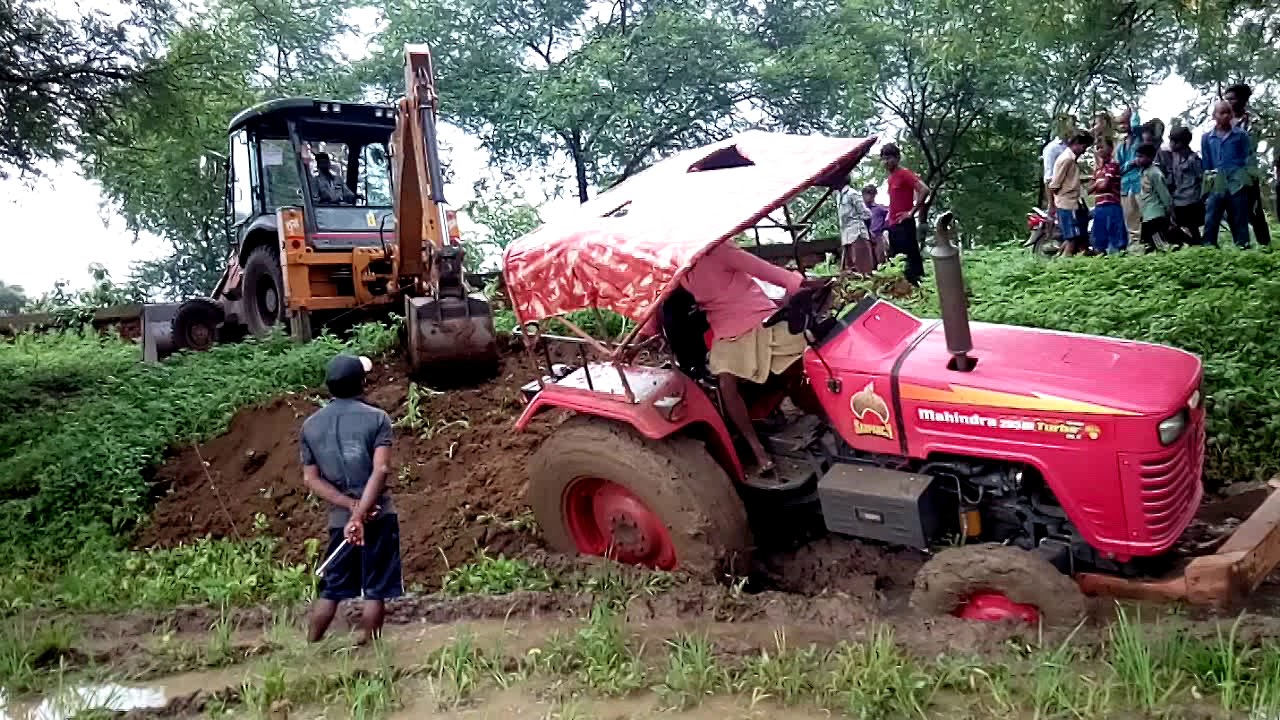 Amazing tractor stunt in my village /Mahindra 575 tractor/my village life
