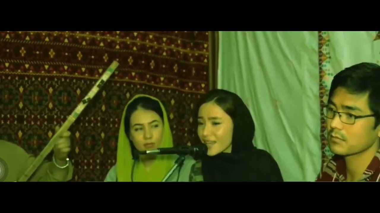 فریده آزاد نگین دست خود را میده کردم