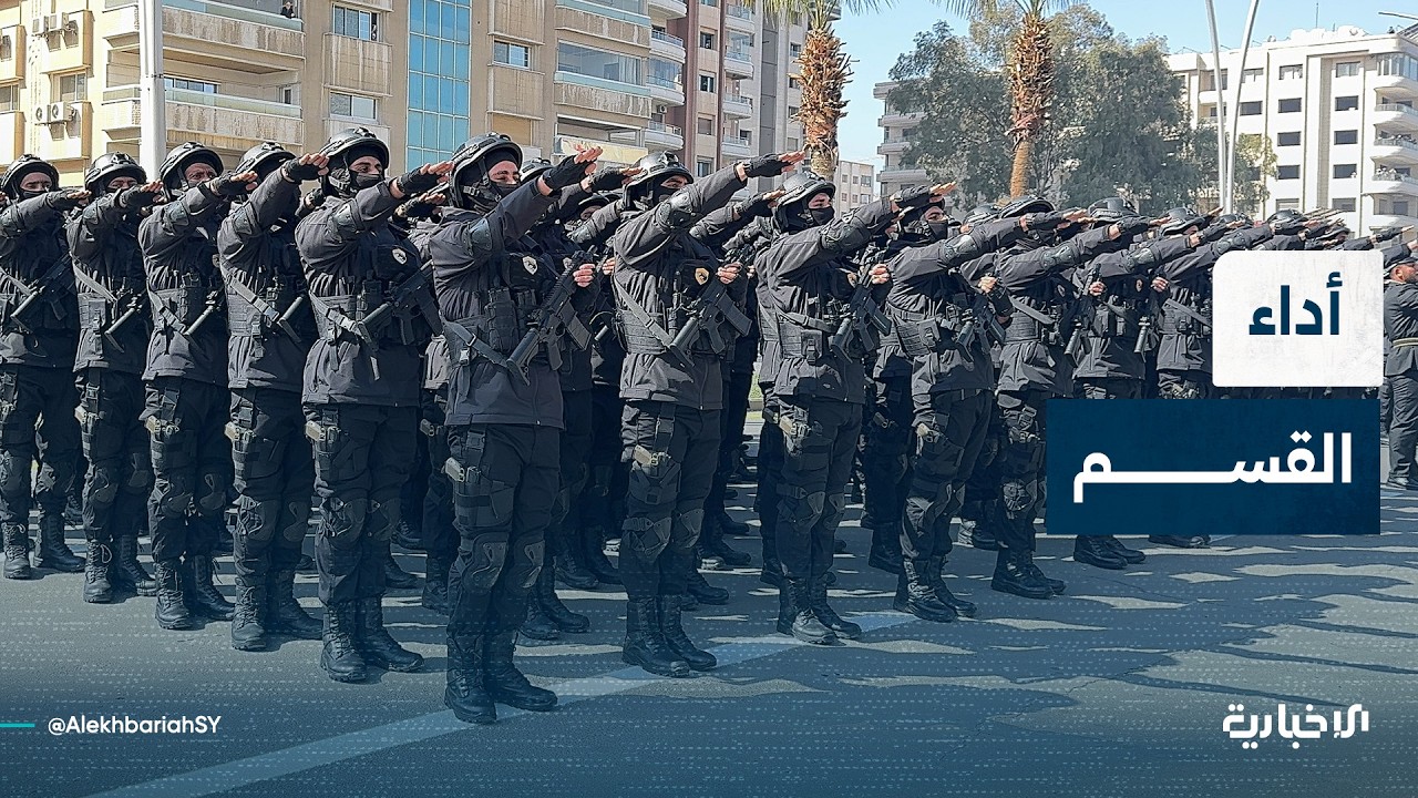 دفعة الضباط المتخرجين في وزارة الداخلية يؤدون قسم الولاء والخدمة أمام وزير الداخلية