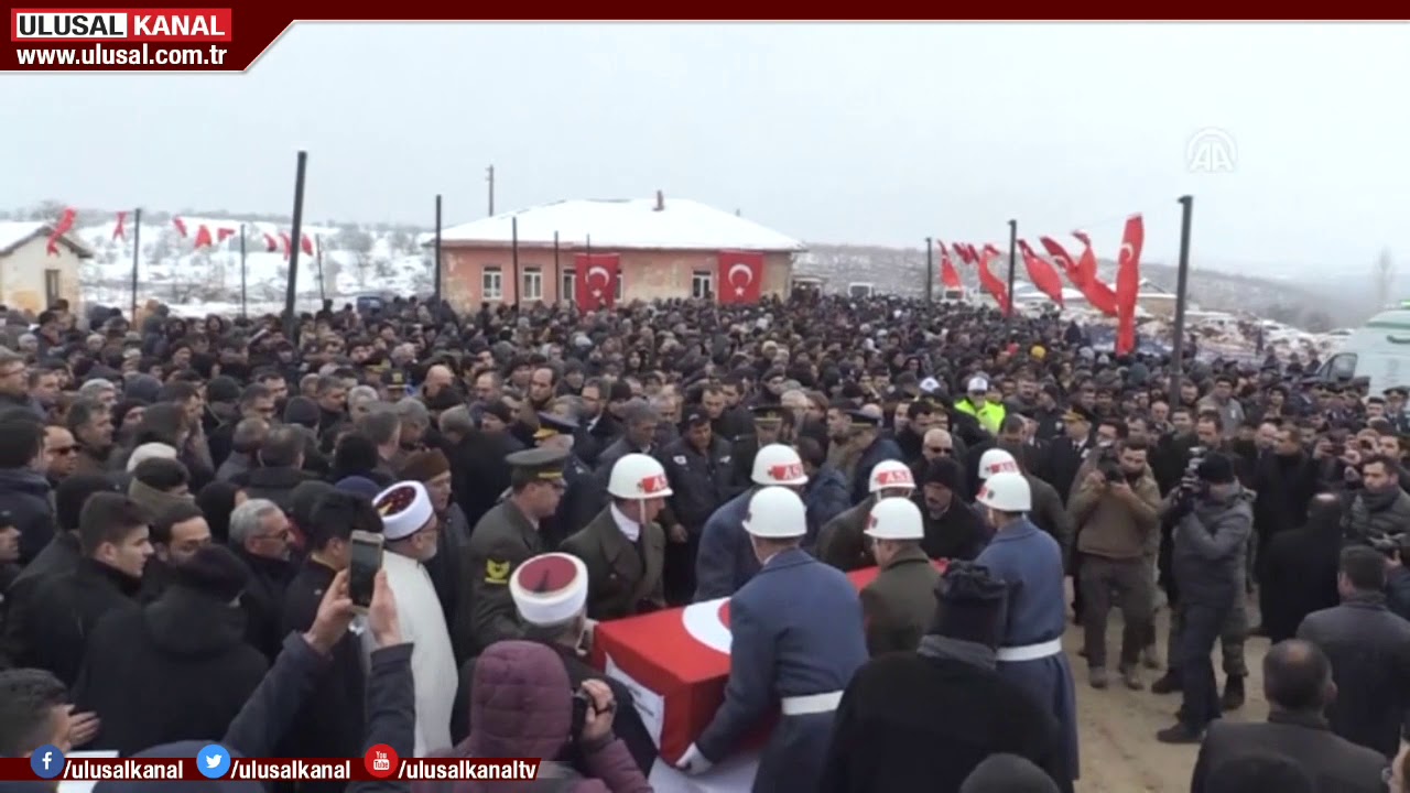 Tören mangasındaki askerlere montlarını giydirdiler