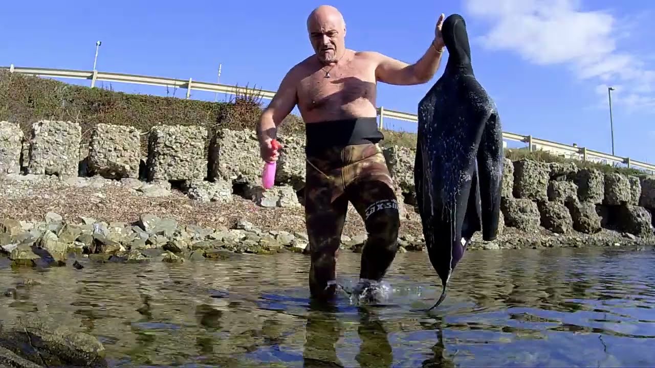 pescasub | Come INDOSSARE la MUTA liscia spaccata - Vaporizzatore Plastic Free  English subtitles