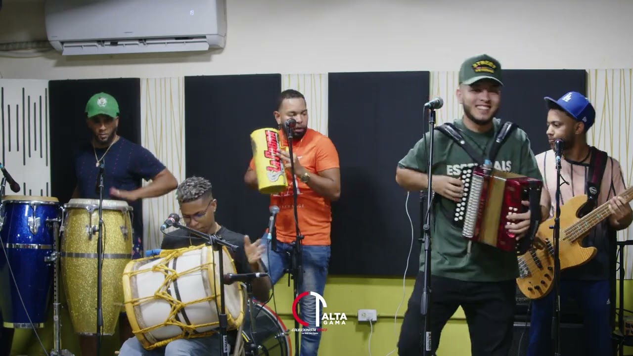 Enyer Acordeon y Los Pandas - Villa Vasquez En Vivo