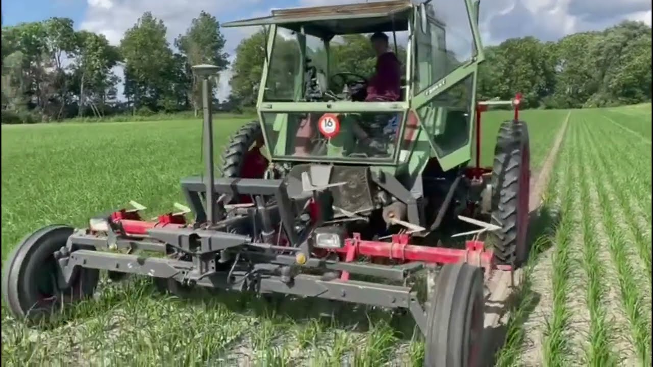 HENGERS.NL Fendt GT Ger&auml;tetr&auml;ger 3 meter spoor met Steketee schoffelmachine in de uien
