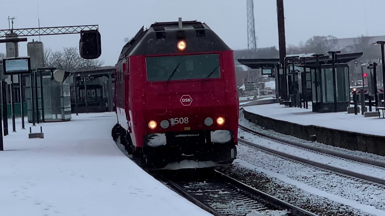 Tog i snevejret på Holbæk station 6/1/2021