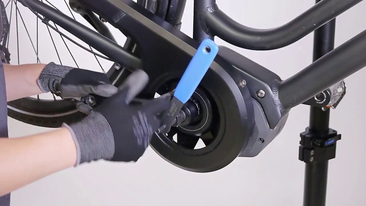 Comment changer manivelle et pédalier sur un vélo électrique Elops 940E ?