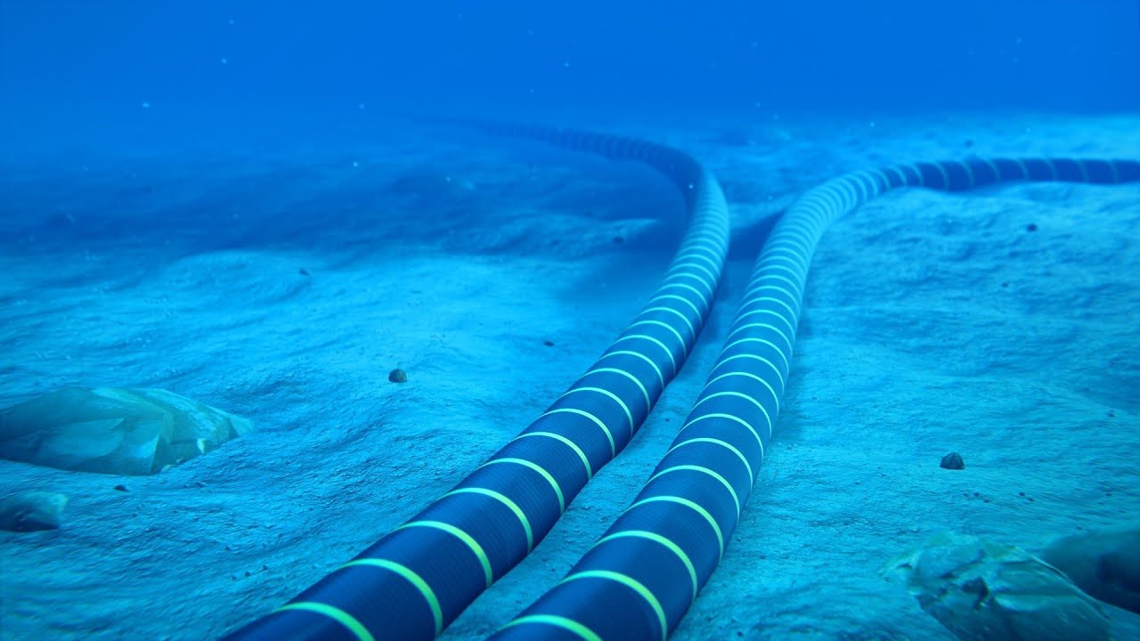 Cabo submarino que ligará Brasil e Europa é ancorado em Fortaleza