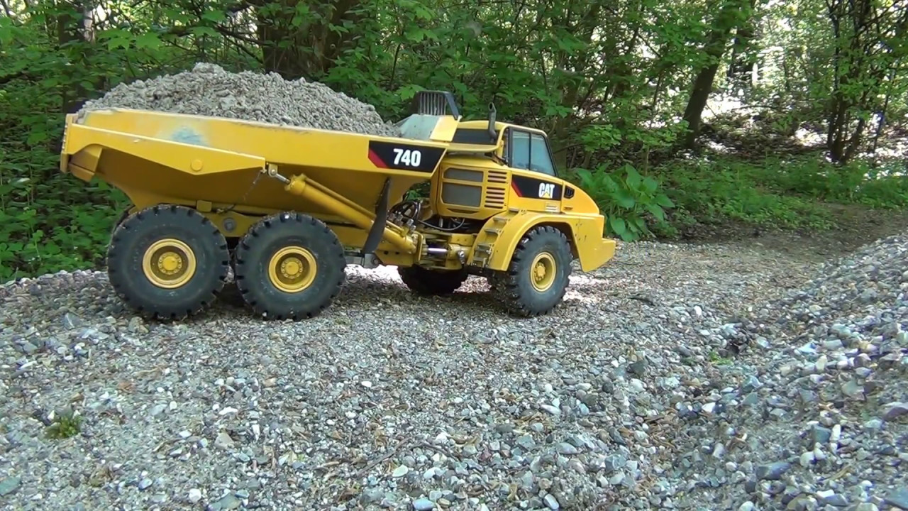 Wedico Dumper beim abkippen von Kies 01