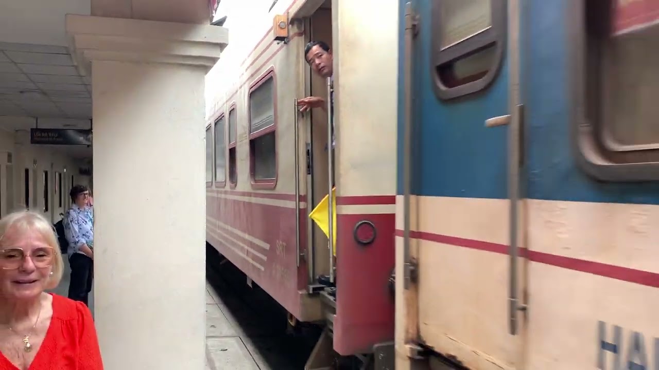 Đầu máy D19E - 907 kéo tàu LP6 vào ga Long Biên 14/3/2026 