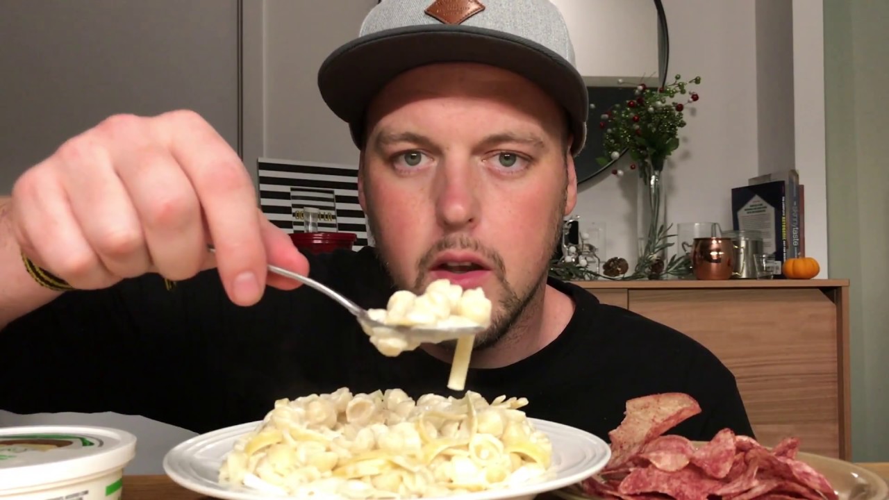 ASMR WHITE CHEDDAR MAC N CHEESE N KETCHUP CHIPS