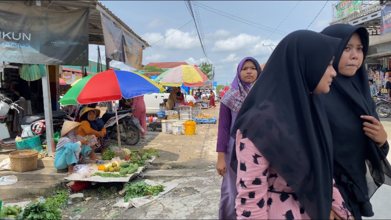 Walking in Babadan traditional market &bull; Real Life in Grobogan Indonesia &bull; 4K