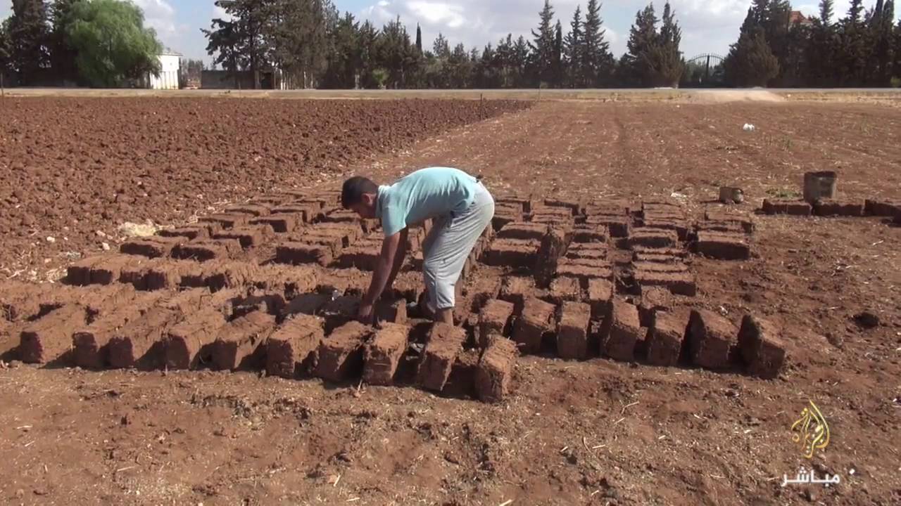 ريف حمص - عودة بيوت الطين من جديد بعد القصف والنزوح وغلاء مواد البناء
