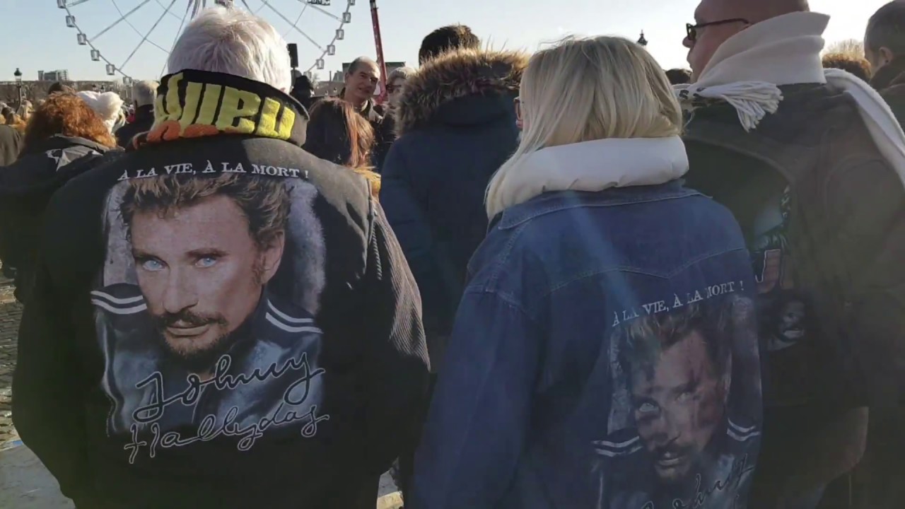 L'hommage  des bikers en Harley Davidson sur les Champs-Elysées à  Johnny Hallyday