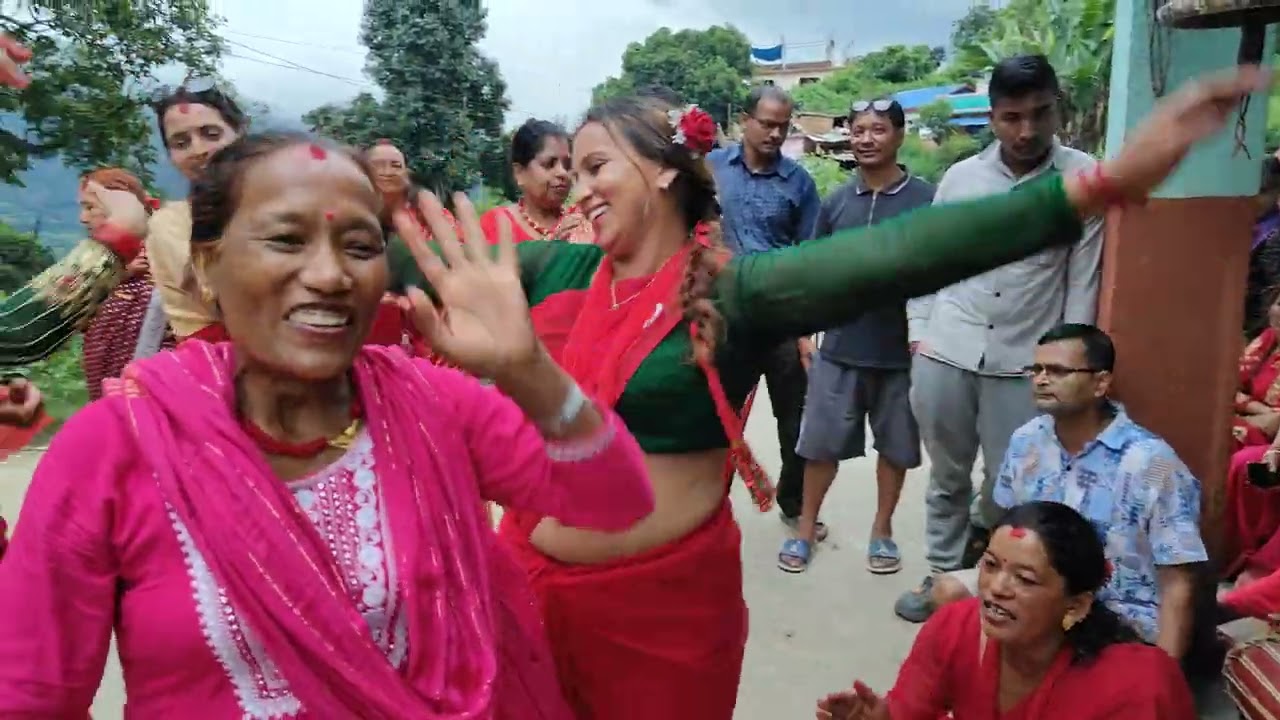 तिजमा दिदी बहिनी भाउजू बुहारिको आफ्नै नजिकको मन्दिरमा रमाइलो गर्दै।गणेश भिमसेन सरस्वती मन्दिर।