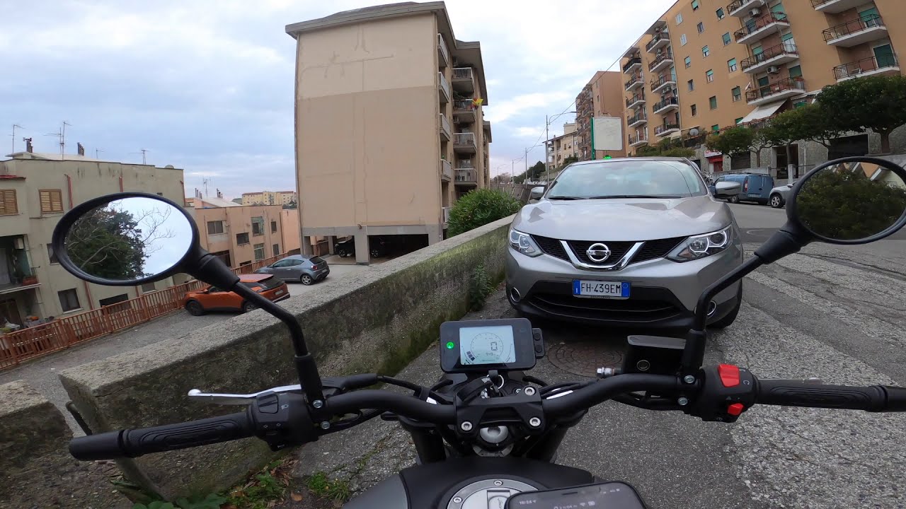 My first vlog Benelli Leoncino 250. Ride in the city.