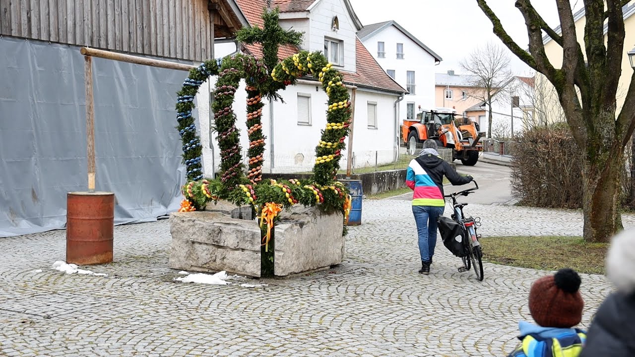 Buntes Zeichen zum Osterfest: Der Osterbrunnen in Pollenfeld