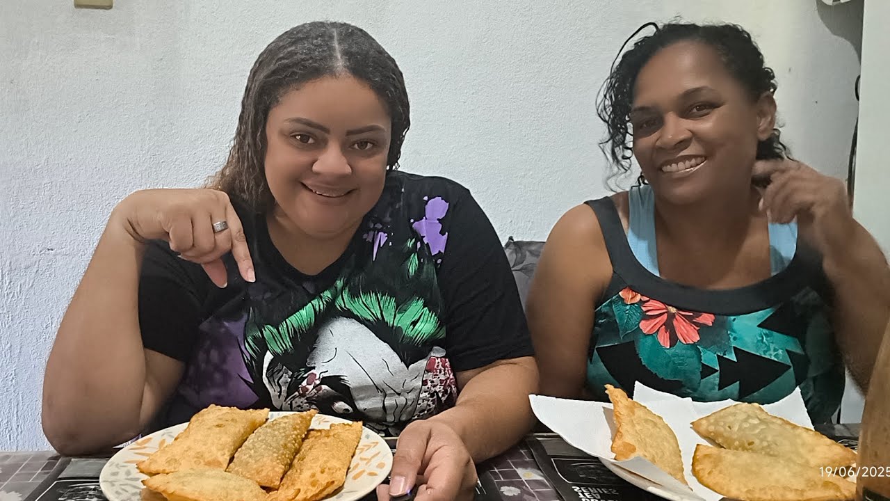 Tarde do pastel com ela, delícia 😋vem ver gente, também é aniversário dela🎂se inscreva no meu canal