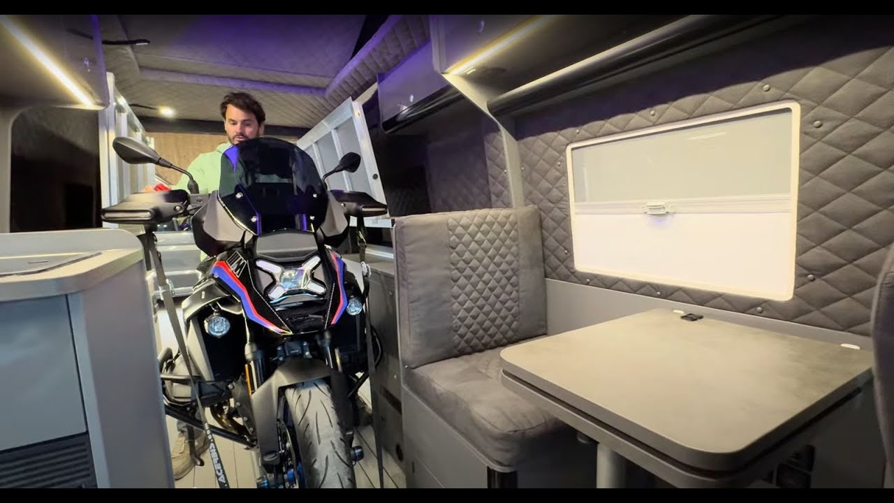 Motorradeinzug in einem kurzen 3,5t VR Campervan MAN TGE 4x4 mit Voll-Luftfahrwerk