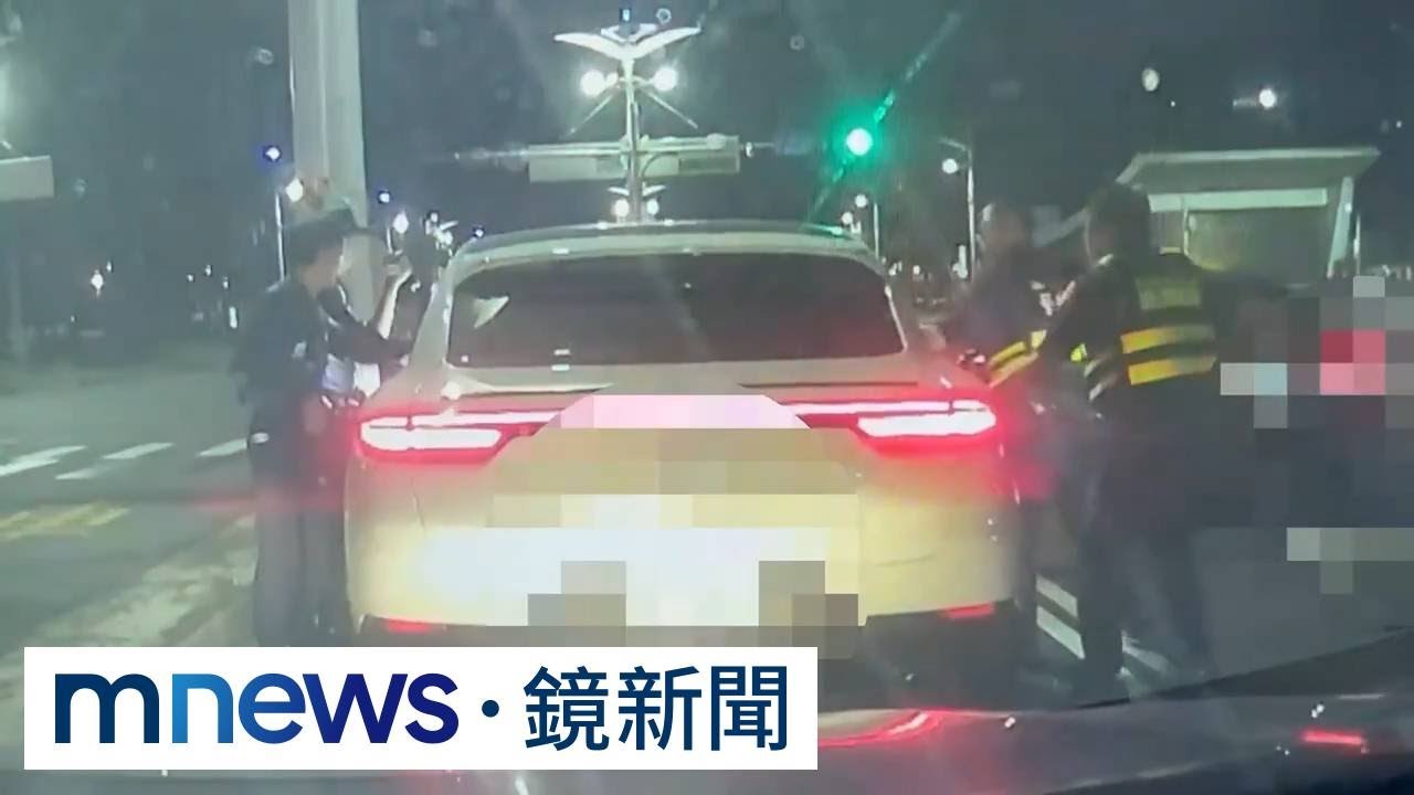 駕駛不敵酒意昏睡　無照心虛想逃卻意外撞警車｜#鏡新聞