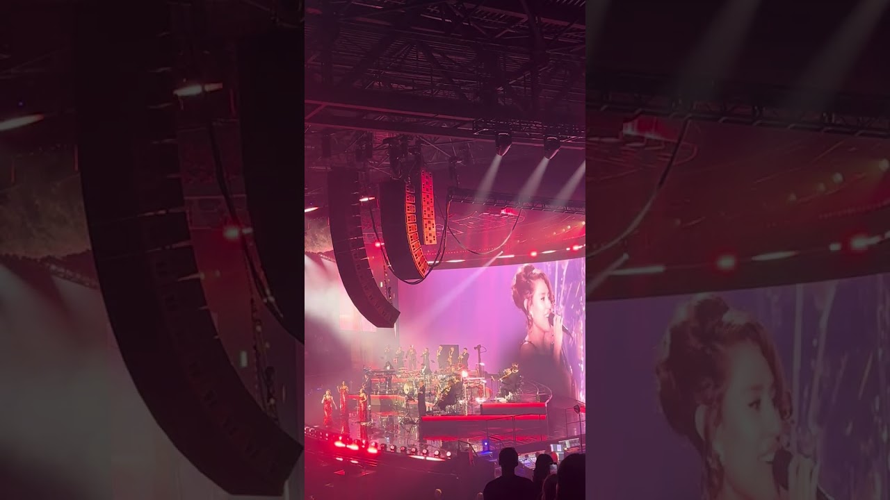 Raye, live performance of Suzanne