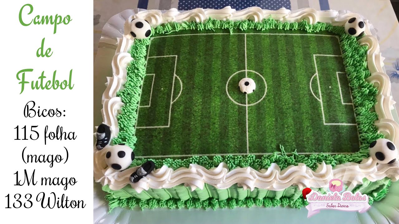 Confeitando bolo campo de futebol