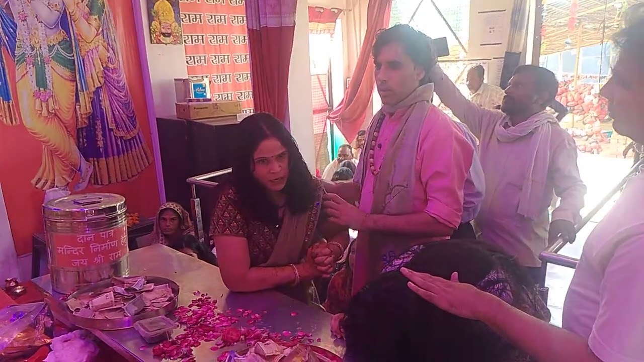 बागेश्वर धाम मनोना में ब्रह्मराक्षस को बांधते  हुए महंत जी महाराज