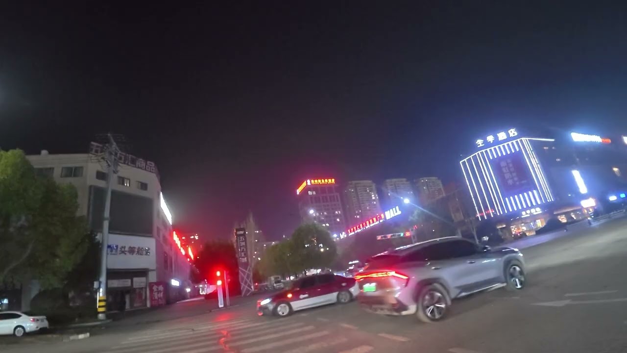 【4K】中国县城夜景街拍：霓虹闪烁下的真实人间，这氛围感绝了 | Cinematic Night Walk in a Small Chinese Town｜Reaction Video