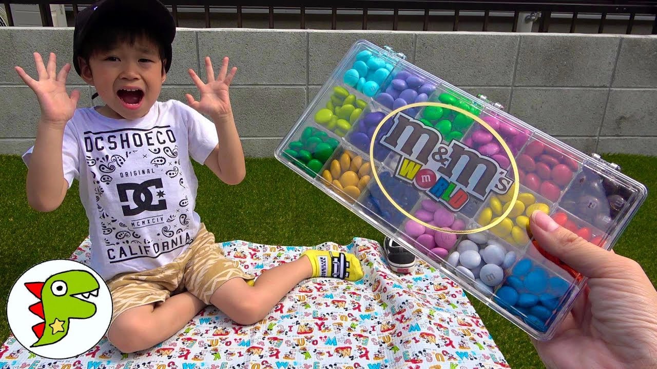 レオくんとあーやんが不思議なカラフルチョコを食べるよ！いろいろな場所にいけちゃう！トイキッズ