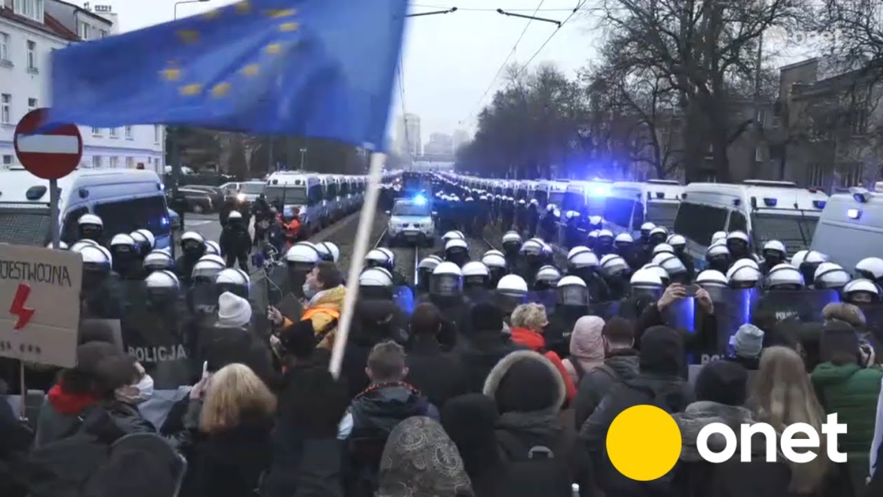 Policja przed domem Kaczyńskiego. Sąsiedzi komentują: kpina, wariactwo