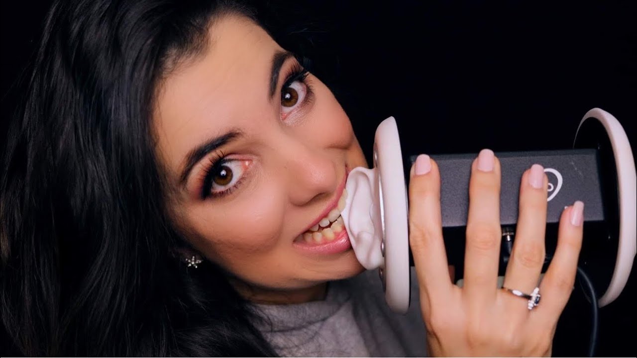 ASMR COMENDO SUA ORELHA 👂 BINAURAL - Sweet Carol