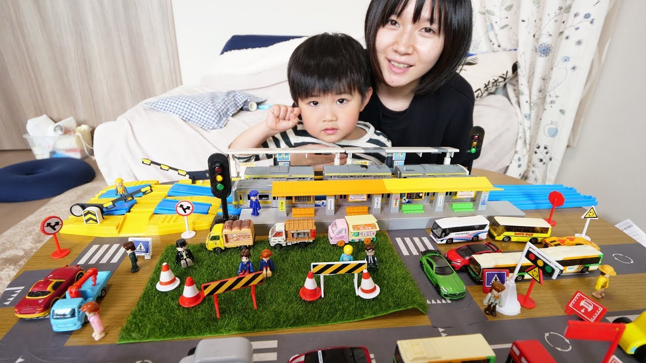 フライングタイガーで買った信号機や道路標識で遊んだよ