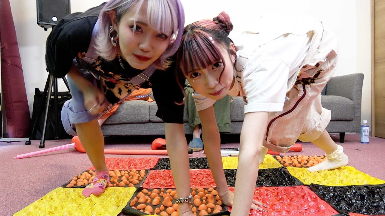 【ハプニング続出】足つぼツイスターゲームで悶絶するアイドルたちが可愛すぎた件。