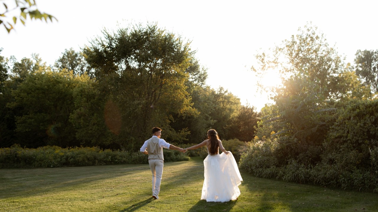 Tyler & Olivia | A Mesmerizing Michigan Barn Wedding