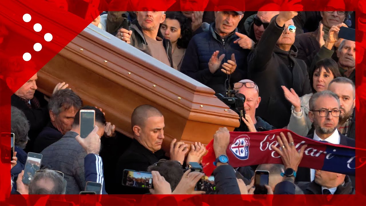 Funerali Gigi Riva, l'uscita del feretro accolto da migliaia e migliaia di persone