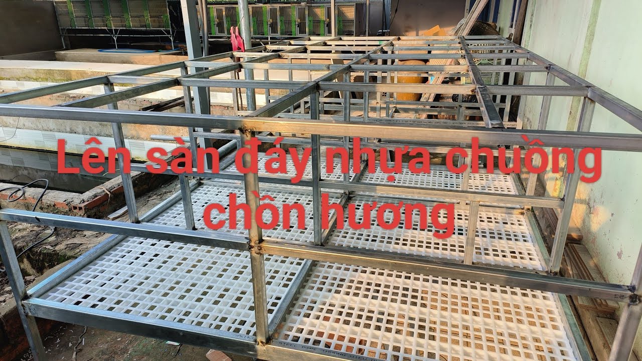 Chuồng chồn hương sử dụng tấm đáy nhựa sau khi hàn xong khung và gáp đáy vào