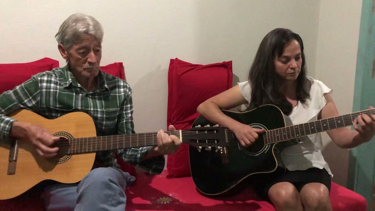 Pai e filha louvando a Deus com seus instrumentos preferidos.