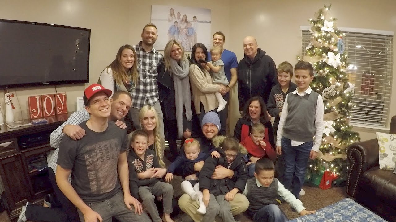 THE NEVER ENDING CHRISTMAS FAMILY DINNER