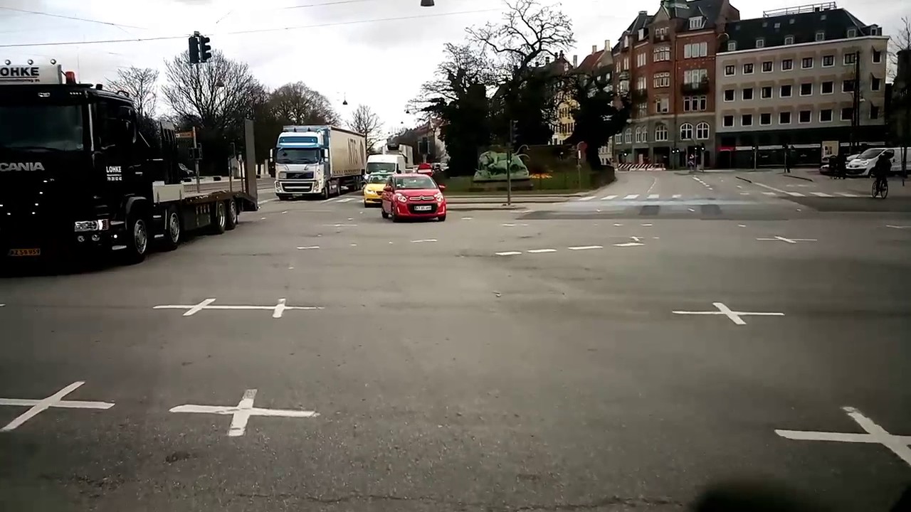 S&aelig;ttevognstog klemmer varevogn mod mig, Jarmers Plads