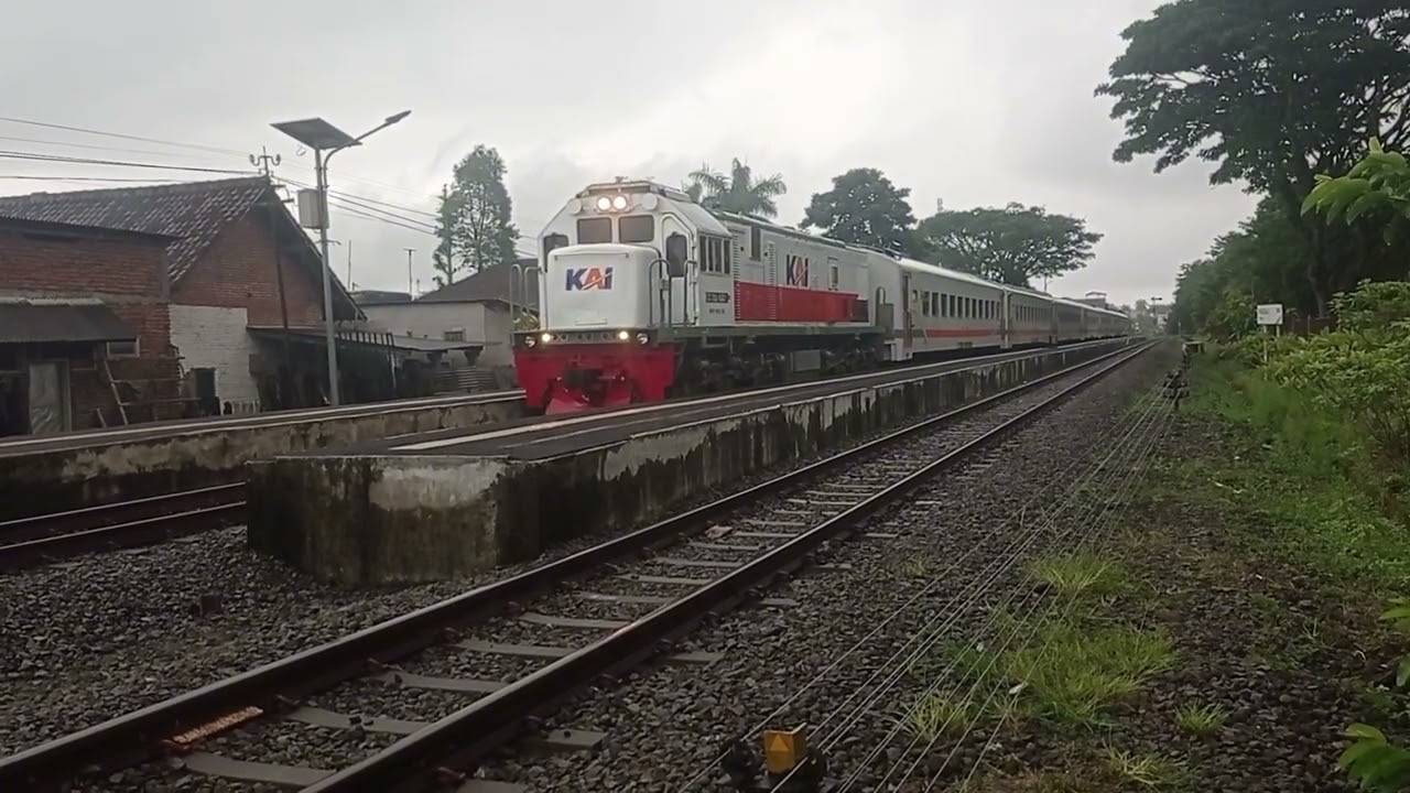 Hujan Rintik-rintik Hunting Kereta Api Lokal Di Stasiun Pakisaji 