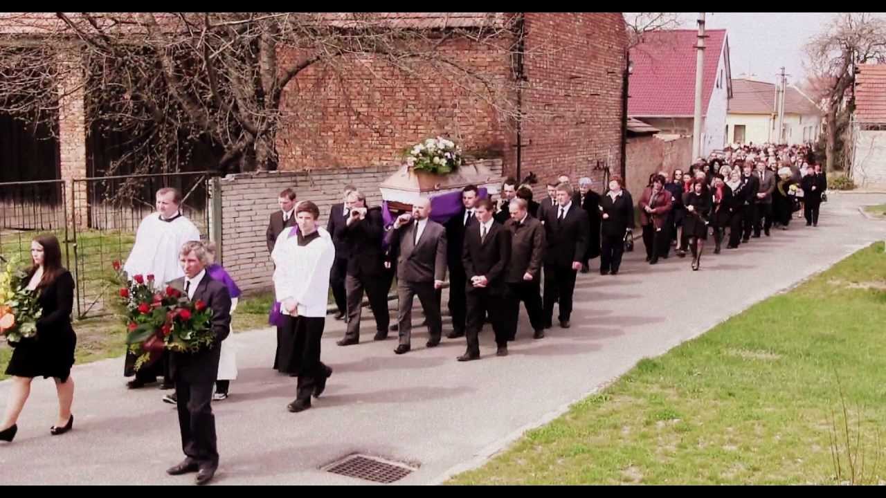 SKORONICE-z posledního rozloučení s vzácnou ženou LIBUŠÍ HOLCMANOVOU:cesta z domu do kostela